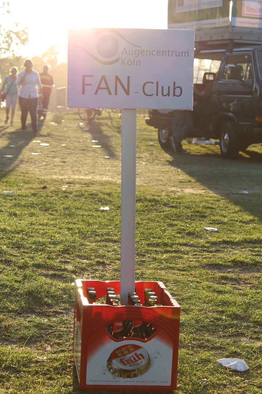 Eine Kiste Bier und ein Schild des Fan-Clubs vom Augencentrum Köln