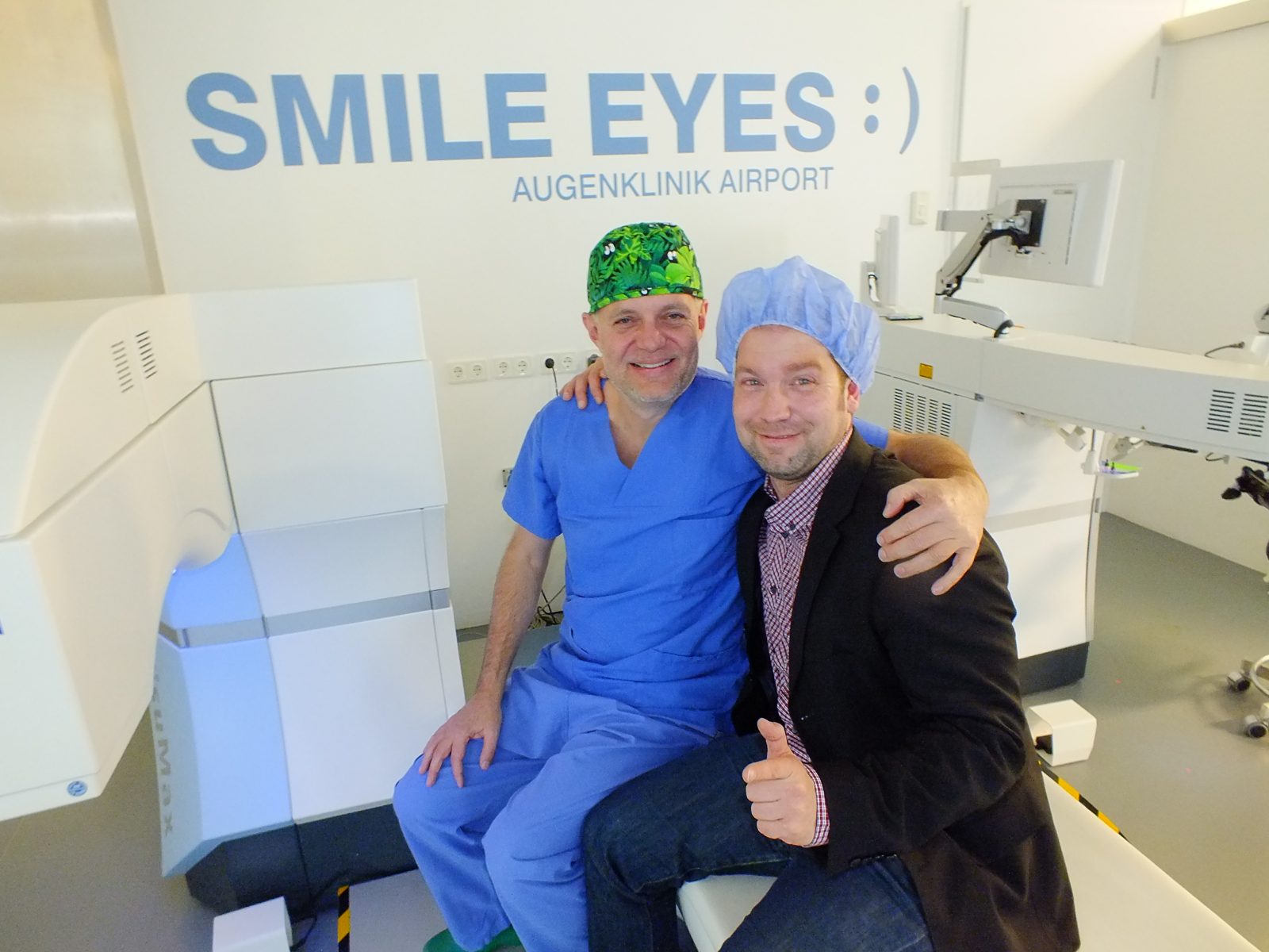 LEO-Mitarbeiter Jörg Garstka zusammen mit Dr. Rainer Wiltfang in der Smile Eyes Augenlaserklinik Airport München