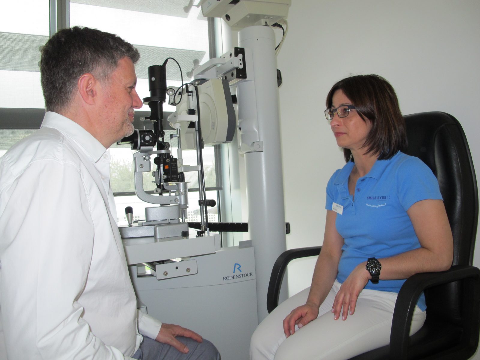 Tanja Spang vom Smile Eyes Team im Gespräch mit Augenarzt Dr. Wiltfang