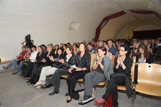 Applaudierende Gäste nach dem Vortrag von Dr. Wolfgang Diem aus dem Smile Eyes Beratungszentrum Vorarlberg