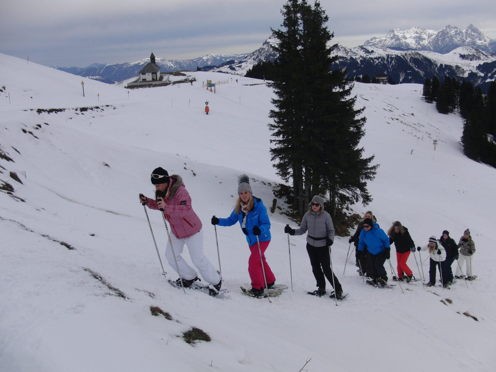 Das Smile Eyes Team aus München beim Schneewandern in Kitzbühel