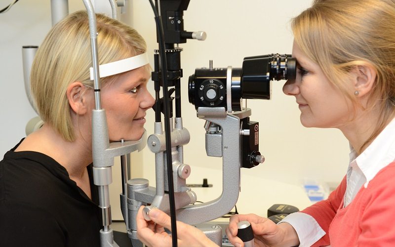 Patientin Eva Rubröder vor Ihrer Augenlaser-Operation
