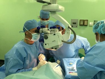 Priv.-Doz. Dr. Martin Dirisamer bei einer Hornhauttransplantation (DMEK) in Kuwait