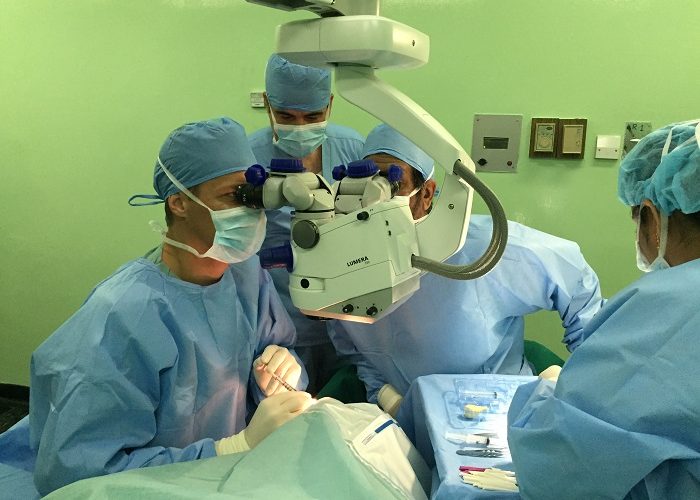 Priv.-Doz. Dr. Martin Dirisamer bei einer Hornhauttransplantation (DMEK) in Kuwait