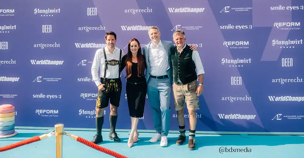 Smile Eyes auf dem blauen Teppich beim World Changer Tennis Turnier in Kooperation mit der Alexander Zverev Foundation im Hotel Stanglwirt