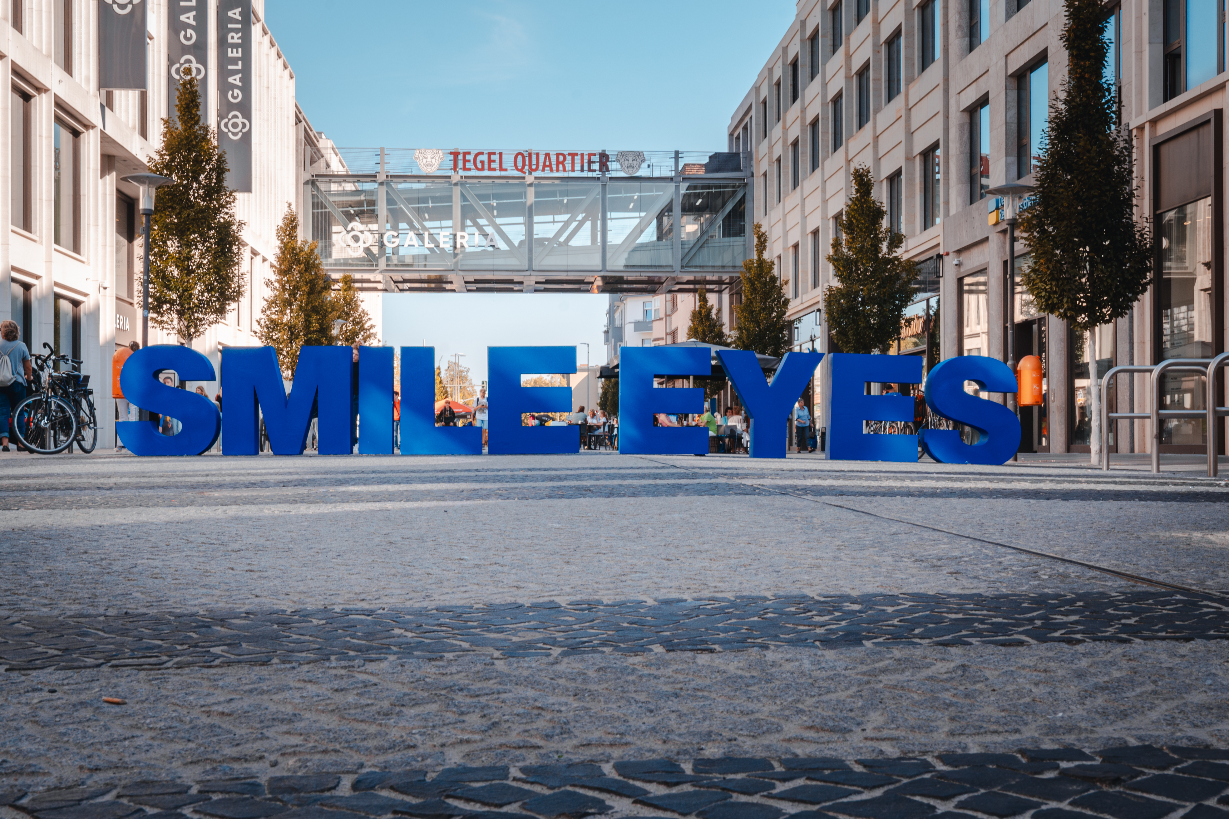 Das Smile Eyes Logo am Berlin Tegel Quartier.