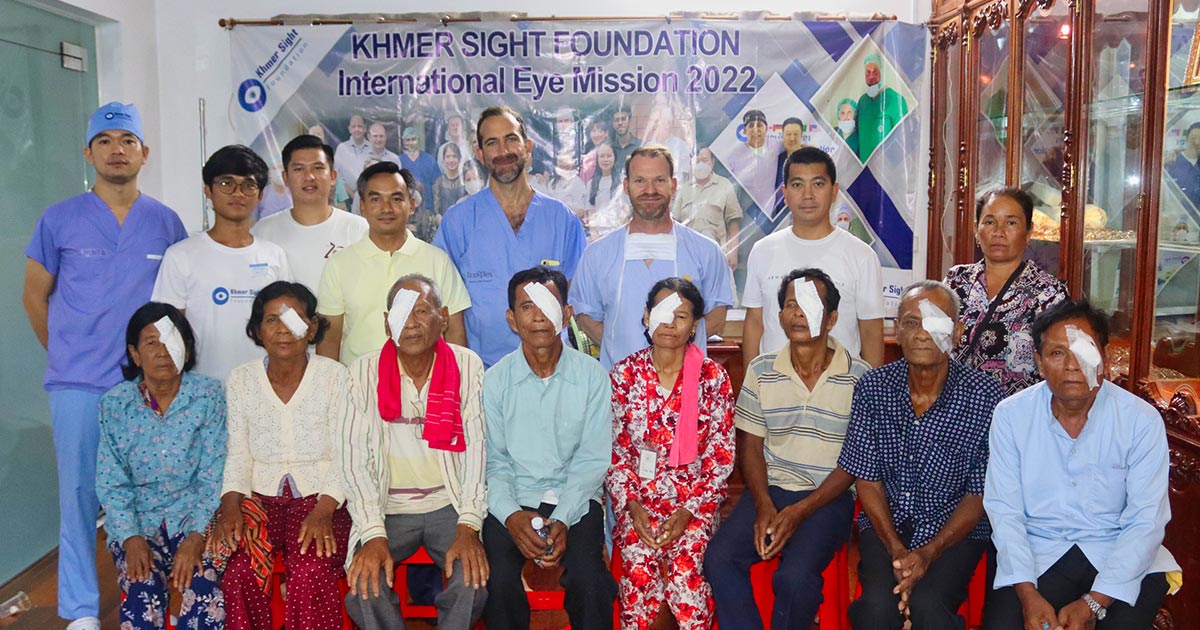 Smile Eyes Augenärzte Dr. Henner Schiel und PD Dr. med. Daniel Pilger unterstützen die Khmer Sight Foundation