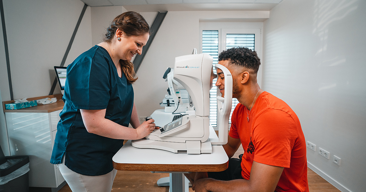 Patient beim Sehtest mit Non-Contact-Tonometer OCULUS Corvis®