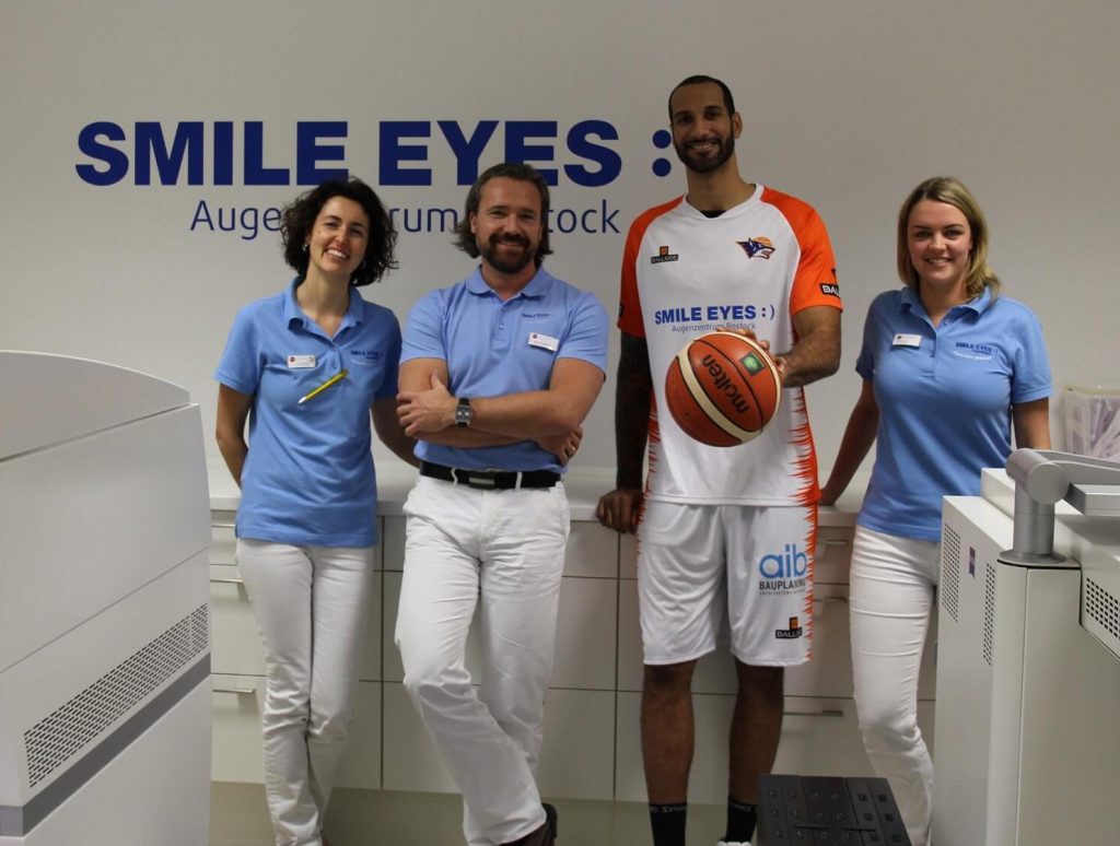 Basketballer Oliver Clay zu Gast bei Smile Eyes Rostock