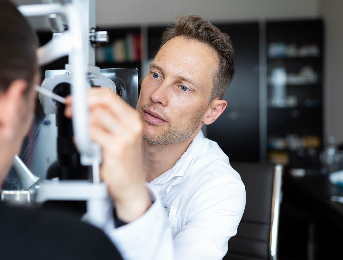 Patient bei einer augenärztlichen Untersuchung