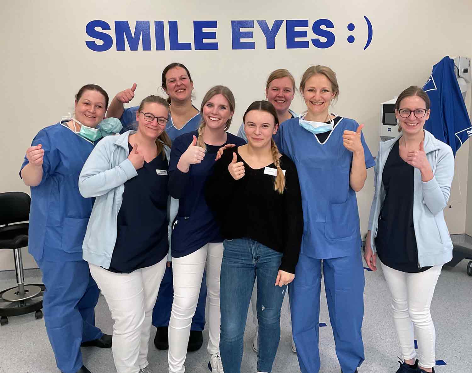Smile Eyes Team Trier nach der Augenlaser-OP von Mitarbeiterin Gianna Ganz